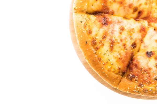 Peynirli pizza ahşap plaka üzerinde — Stok fotoğraf