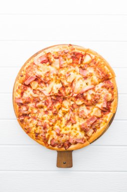 Ahşap plaka üzerinde Hawai pizza