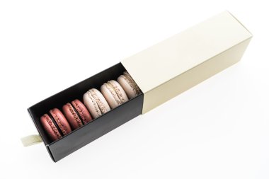 Bademli kurabiye kutusu beyaz izole 