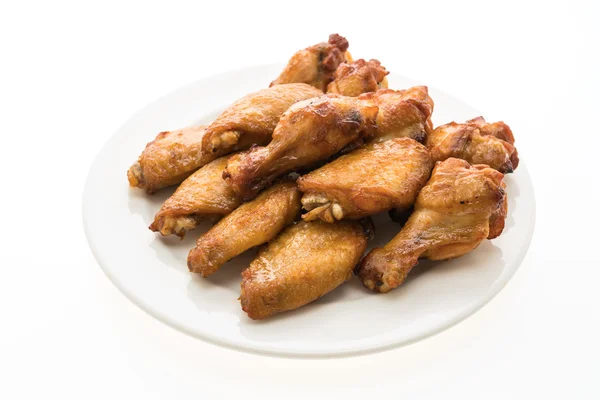 Ali di pollo grigliate su piatto bianco — Foto Stock