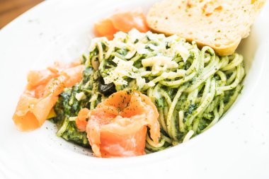 Spagetti pesto somon ile 