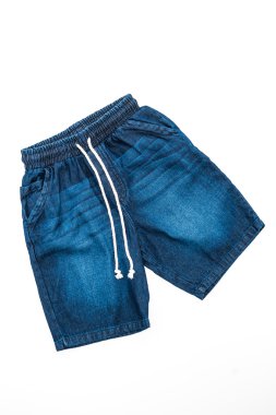 Kısa pantolon izole 