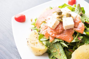Somon salata sebze ve peynir ile