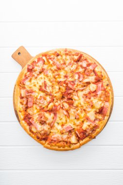 Ahşap plaka üzerinde Hawai pizza