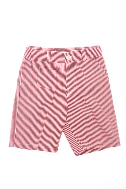 Kısa pantolon izole 