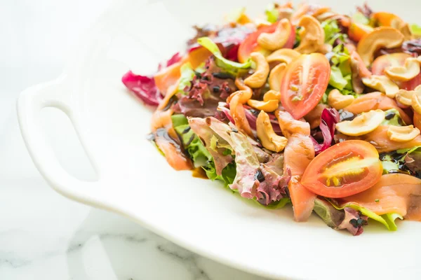 Salada de tomate e legumes com carne de salmão defumada — Fotografia de Stock