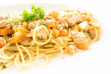 Ton balıklı spagetti beyaz plaka