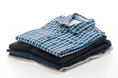 Erkek gömlek yığını