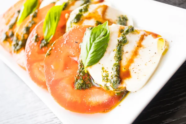 Salada com tomate e queijo mussarela — Fotografia de Stock