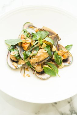 Kızarmış midye beyaz plaka