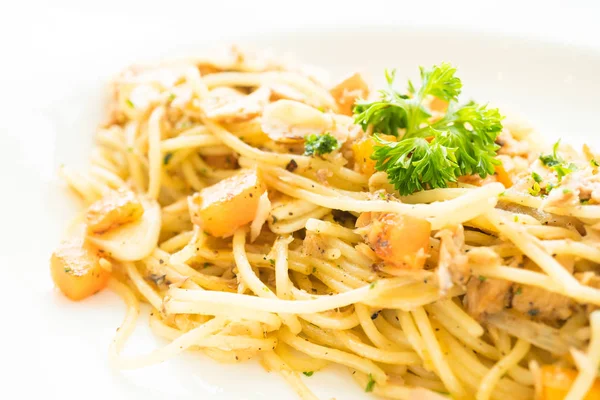 Tuna spaghetti in white plate — Stock Photo, Image