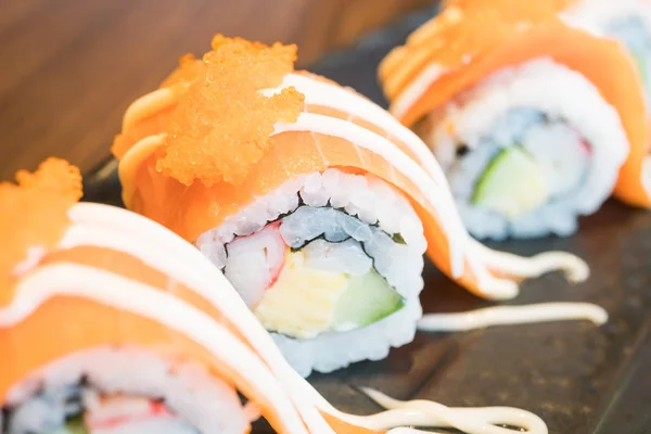 Lachs-Sushi-Rolle — Stockfoto