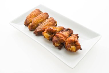 Izgara tavuk kanadı'nda beyaz tabak