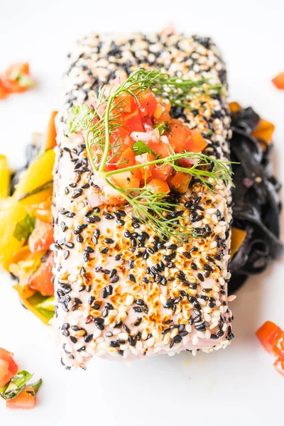 Grilovaný steak z tuňáka s těstovinami a zeleninou — Stock fotografie