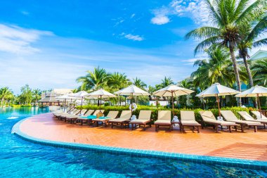 Şemsiye ve Yüzme Havuzu etrafında sandalye