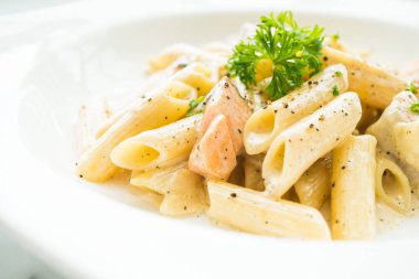 Penne carbonara makarna somon ile