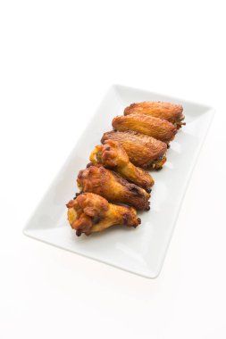 Izgara tavuk kanadı'nda beyaz tabak