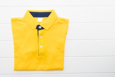 Sarı gömlek ve elbise