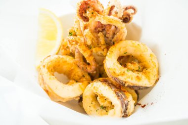  Kızarmış kalamar yüzük