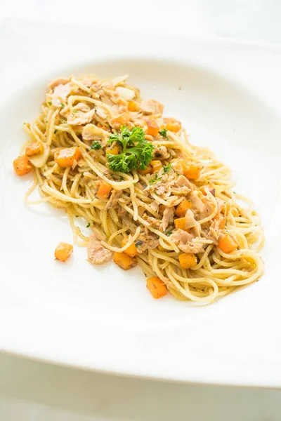 Tuna spaghetti in white plate — Stock Photo, Image