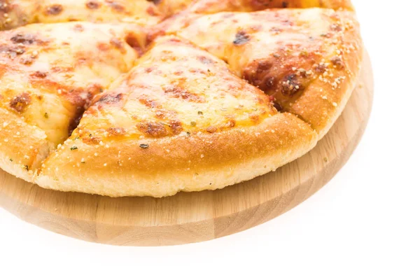 Сырная пицца на деревянной тарелке — стоковое фото