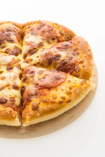 Pepperoni pizza na dřevěném talíři — Stock fotografie