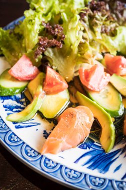 Avokado salata somon