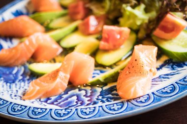 Avokado salata somon