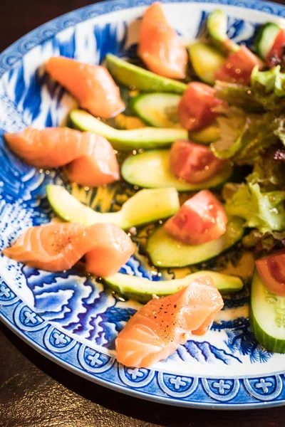 Salada de abacate de salmão — Fotografia de Stock