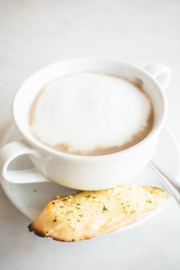 Beyaz kasede mantar çorbası