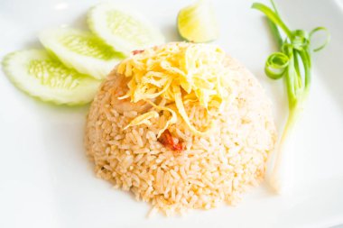 Karides ve üstüne yumurta Fried pilav 