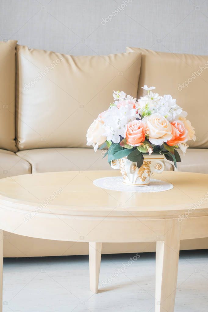 Bloemenvaas op tafeldecoratie in de woonkamer binnenkant — Stockfoto ... Bloemenvaas op tafeldecoratie in de woonkamer binnenkant — Stockfoto ...