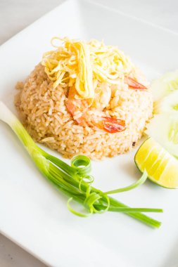 Karides ve üstüne yumurta Fried pilav 