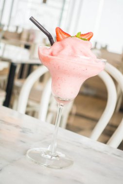 Çilek smoothies cam 