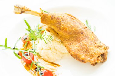 Fried bacak ördek patates salatası ile