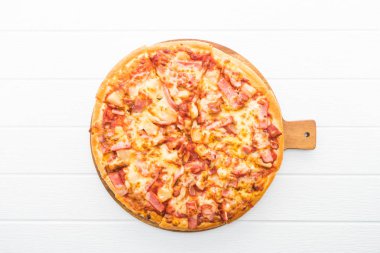 Hawai pizza kesme tahtası üzerinde 