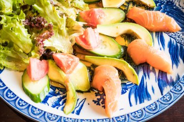 Avokado salata somon