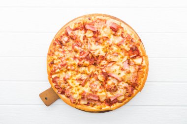 Ahşap plaka üzerinde Hawai pizza
