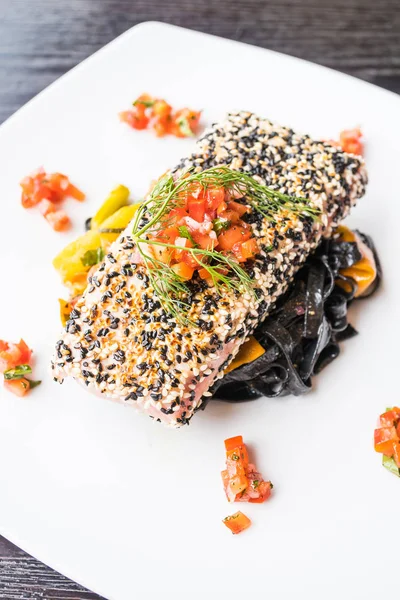 Bife de atum grelhado com macarrão e legumes — Fotografia de Stock