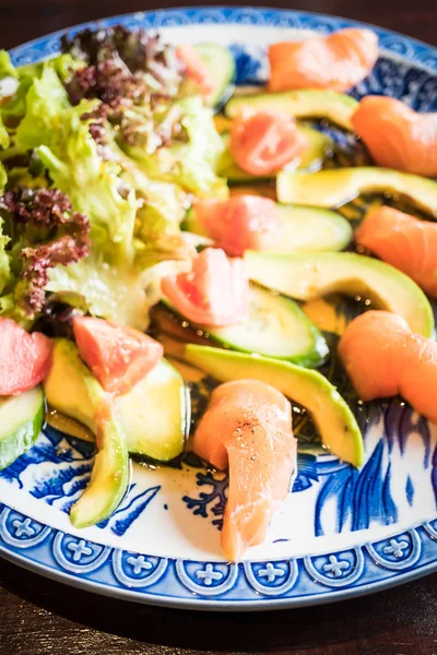 Ensalada de aguacate salmón — Foto de Stock