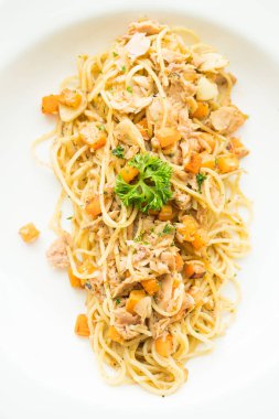 Ton balıklı spagetti beyaz plaka