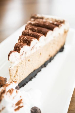 Beyaz tabak içinde kahve kek