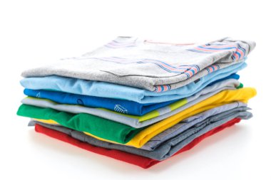 T gömlek ve Polo yığını