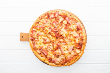 Ahşap plaka üzerinde Hawai pizza