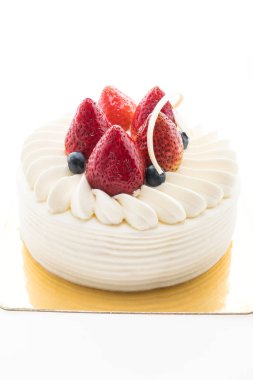 Vanilya kremalı pasta üstüne çilek ile