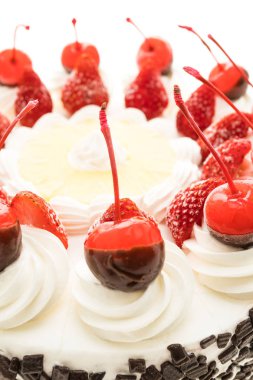 pasta tatlı üstüne kiraz ile