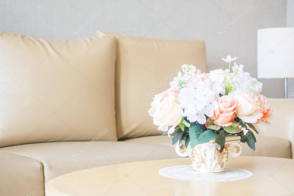 Blumen-Vase am Tisch-Dekoration im Wohnzimmer Bereich Interieur ... Blumen-Vase am Tisch-Dekoration im Wohnzimmer Bereich Interieur ...
