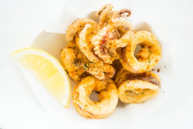 Kızarmış kalamar yüzük limon ve sos ile