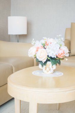 Oturma odasının iç tarafındaki masa dekorasyonuna çiçek vazosu.