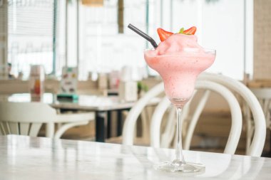 Çilek smoothies cam 